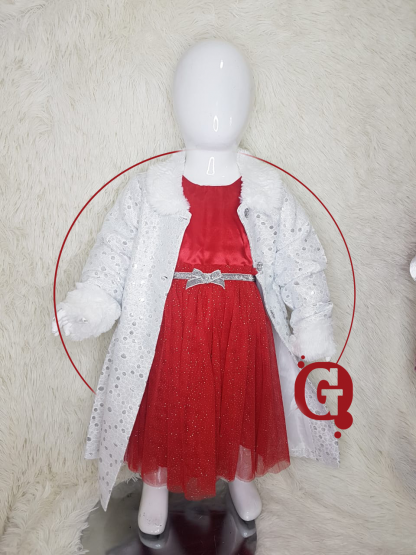 Cabardina blanca con vestido rojo